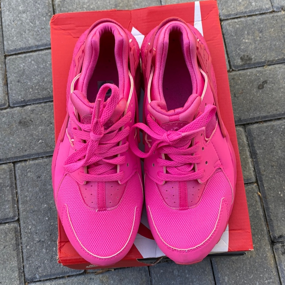 Worn a few times. Minor scuff I in front of shoe… 6.5 in kids so 8 in woman’s